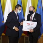 09.07.2020 Busko-Zdrój. Wizyta premiera Mateusza Morawieckiego. Na zdjęciu (od lewej): premier Mateusz Morawiecki i Dominik Łukasik - wójt Wodzisławia / Jarosław Kubalski / Radio Kielce