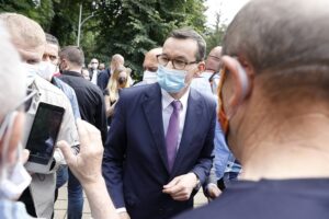 09.07.2020 Busko-Zdrój. Wizyta premiera Mateusza Morawieckiego. Na zdjęciu (w środku): premier Mateusz Morawiecki / Jarosław Kubalski / Radio Kielce