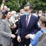 09.07.2020 Busko-Zdrój. Wizyta premiera Mateusza Morawieckiego. Na zdjęciu (w środku): premier Mateusz Morawiecki / Jarosław Kubalski / Radio Kielce