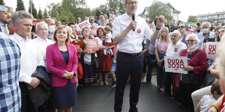 09.07.2020 Jędrzejów. Wizyta premiera Mateusza Morawieckiego. Na zdjęciu (od lewej): senator Krzysztof Słoń, poseł Krzysztof Lipiec, wiceminister sportu Anna Krupka i premier Mateusz Morawiecki / Jarosław Kubalski / Radio Kielce