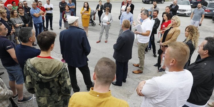 12.07.2020 Kielce. Protest mieszkańców przeciwko postawieniu masztu telefonii komórkowej przy ulicy Zagórskiej / Jarosław Kubalski / Radio Kielce