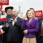 13.07.2020 Kielce. Prawo i Sprawiedliwość dziękuje za wybór Andrzeja Dudy na prezydenta RP. Od lewej: poseł Marek Kwitek, starosta kielecki Mirosław Gębski, poseł Krzysztof Lipiec, wiceminister sportu Anna Krupka i senator Jarosław Rusiecki / Jarosław Kubalski / Radio Kielce