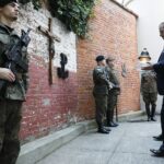 30.07.2020 Kielce. Wzgórze Zamkowe.Kielce. Inscenizacja upamiętniająca rozbicie więzienia UB przy ulicy Zamkowej. Znicz przed ściana straceń zapalił Jan Józef Kasprzyk, szef Urzędu do Spraw Kombatantów i Osób Represjonowanych / Jarosław Kubalski / Radio Kielce