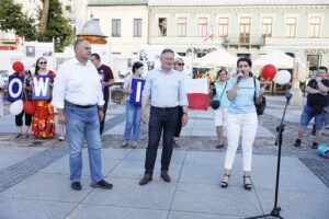 10.07.2020 Kielce. Platforma Obywatelska podsumowała kampanie wyborczą Rafała Trzaskowskiego. Od lewej: poseł Adam Cyrański, poseł Bartłomiej Sienkiewicz i poseł Marzena Okła-Drewnowicz / Jarosław Kubalski / Radio Kielce