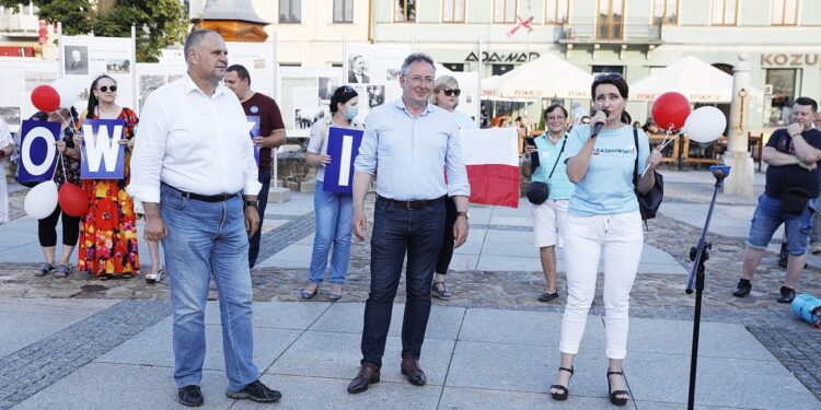 10.07.2020 Kielce. Platforma Obywatelska podsumowała kampanie wyborczą Rafała Trzaskowskiego. Od lewej: poseł Adam Cyrański, poseł Bartłomiej Sienkiewicz i poseł Marzena Okła-Drewnowicz / Jarosław Kubalski / Radio Kielce