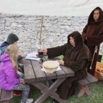 11.07.2020 Chęciny. Zamek. Turyści / Jarosław Kubalski / Radio Kielce