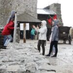 11.07.2020 Chęciny. Zamek. Turyści / Jarosław Kubalski / Radio Kielce