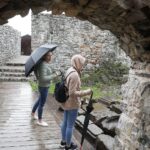 11.07.2020 Chęciny. Zamek. Turyści / Jarosław Kubalski / Radio Kielce