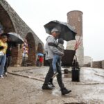 11.07.2020 Chęciny. Zamek. Turyści / Jarosław Kubalski / Radio Kielce