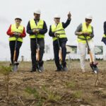 13.07.2020 Kielce. Wbicie łopaty pod nowy biurowiec KPT. Od lewej: prezes LPW Sp. z.o.o. Radosław Polowy, Krystyna Wiorek - Eko Invest, prezes zarządu MG Building Michał Grabiński, marszałek Andrzej Betkowski, dyrektor KPT Justyna Lichosik i prezydent Kielc Bogdan Wenta / Jarosław Kubalski / Radio Kielce