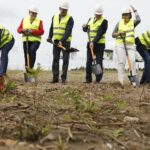 13.07.2020 Kielce. Wbicie łopaty pod nowy biurowiec KPT. Od lewej: prezes LPW Sp. z.o.o. Radosław Polowy, Krystyna Wiorek - Eko Invest, prezes zarządu MG Building Michał Grabiński, marszałek Andrzej Betkowski, dyrektor KPT Justyna Lichosik i prezydent Kielc Bogdan Wenta / Jarosław Kubalski / Radio Kielce