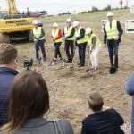 13.07.2020 Kielce. Wbicie łopaty pod nowy biurowiec KPT. Od lewej: prezes LPW Sp. z.o.o. Radosław Polowy, Krystyna Wiorek - Eko Invest, prezes zarządu MG Building Michał Grabiński, marszałek Andrzej Betkowski, dyrektor KPT Justyna Lichosik i prezydent Kielc Bogdan Wenta / Jarosław Kubalski / Radio Kielce