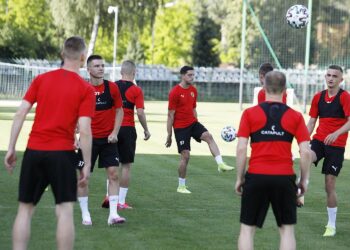 30.07.2020. Kielce. Stadion przy ulicy Szczepaniaka. Trening piłkarzy Korony / Jarosław Kubalski / Radio Kielce