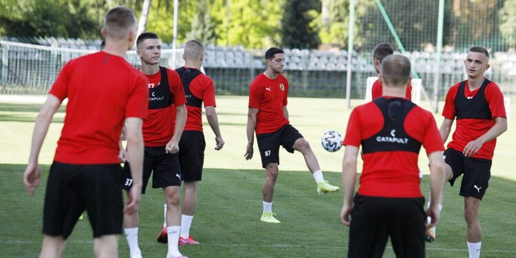 30.07.2020. Kielce. Stadion przy ulicy Szczepaniaka. Trening piłkarzy Korony / Jarosław Kubalski / Radio Kielce