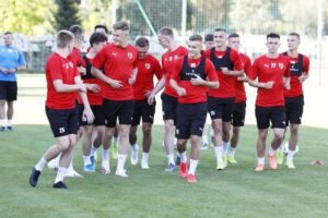 30.07.2020. Kielce. Stadion przy ulicy Szczepaniaka. Trening piłkarzy Korony / Jarosław Kubalski / Radio Kielce