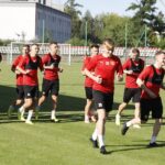 30.07.2020. Kielce. Stadion przy ulicy Szczepaniaka. Trening piłkarzy Korony. Na zdjęciu (pierwszy z prawej): Mateusz Spychała / Jarosław Kubalski / Radio Kielce