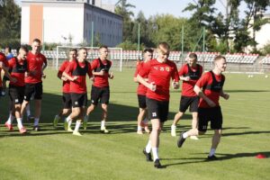 30.07.2020. Kielce. Stadion przy ulicy Szczepaniaka. Trening piłkarzy Korony. Na zdjęciu (pierwszy z prawej): Mateusz Spychała / Jarosław Kubalski / Radio Kielce