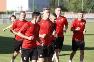 30.07.2020. Kielce. Stadion przy ulicy Szczepaniaka. Trening piłkarzy Korony / Jarosław Kubalski / Radio Kielce