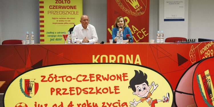 31.07.2020 Kielce. Wiceminister sportu Anna Krupka i prezes stowarzyszenia KKP Korona Kielce Robert Stachura podczas konferencji prasowej / Jarosław Kubalski / Radio Kielce