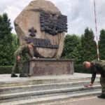 29.07.2020. Żołnierze WOT porządkują pomniki AK. Na zdjęciu: Kielce / ŚBOT
