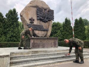 29.07.2020. Żołnierze WOT porządkują pomniki AK. Na zdjęciu: Kielce / ŚBOT