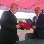 07.07.2020. Końskie. Podpisanie umów w ramach projektu pn. „Zintegrowane centrum przesiadkowe na terenie gminy Końskie”. Na zdjęciu (od lewej): Andrzej Bętkowski - marszałek województwa świętokrzyskiego i Krzysztof Obratański - burmistrz Końskich / Ewa Pociejowska-Gawęda / Radio Kielce