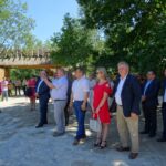 05.07.2020. Kopiec. Otwarcie wioski neolitycznej dla turystów. Na zdjęciu od prawej: Jarosław Rusiecki - senator PiS / Emilia Sitarska / Radio Kielce