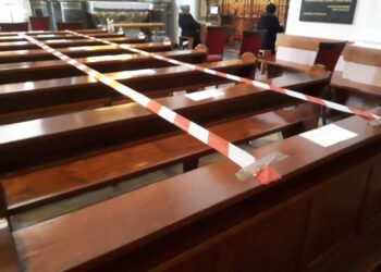 16.05.2020. Materiały dotyczące życia w czasie pandemii koronawirusa. Kościół św. Ducha w Sandomierzu. Taśmy na ławkach. Ograniczenie liczby wiernych / Joanna Sarwa