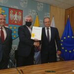 1.007.2020 Kielce. Podpisanie umów na wymianę latarni. Od lewej: Marek Bogusławski - wicemarszałek województwa, Andrzej Bętkowski - marszałek województwa, Andrzej Gąsior - burmistrz Miasta i Gminy Nowa Słupia / Iwona Murawska / Radio Kielce