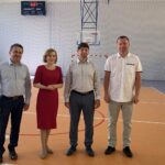 06.07.2020. Staszów. Anna Krupka - wiceminister sportu wizytuje halę sportową Szkoły Podstawowej nr 2. Na zdjęciu (od lewej): Leszek Kopeć - burmistrz Staszowa, Anna Krupka -  wiceminister sportu, Dariusz Kubalski - dyrektor Szkoły Podstawowej nr 2  w Staszowie, Rafał Konat - wicedyrektor Szkoły Podstawowej nr 2  w Staszowie / Grażyna-Szlęzak-Wójcik / Radio Kielce
