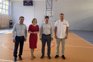 06.07.2020. Staszów. Anna Krupka - wiceminister sportu wizytuje halę sportową Szkoły Podstawowej nr 2. Na zdjęciu (od lewej): Leszek Kopeć - burmistrz Staszowa, Anna Krupka - wiceminister sportu, Dariusz Kubalski - dyrektor Szkoły Podstawowej nr 2 w Staszowie, Rafał Konat - wicedyrektor Szkoły Podstawowej nr 2 w Staszowie / Grażyna-Szlęzak-Wójcik / Radio Kielce