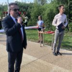 10.07.2020. Staszów. Otwarcie Parku im. Górników Siarkowych. Na zdjęciu (od lewej): Leszek Kopeć - burmistrz Staszowa, Dominik Rożek - Staszowski Ośrodek Kultury / Grażyna-Szlęzak-Wójcik / Radio Kielce