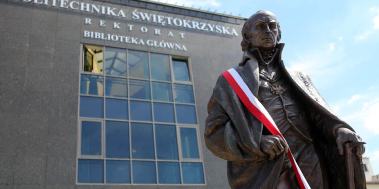 3.6.2015 Kielce. Jubileusz 50-lecia Politechniki Świętokrzyskiej. Uroczyste posiedzenie senatu uczelni połączone z odsłonięciem posągu Stanisława Staszica. / Wojciech Habdas / Radio Kielce