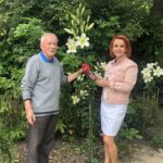 19.07.2020. Sandomierz. Lilie państwa Czerwińskich. Na zdjęciu (od lewej): Marceli Czerwiński i Grażyna Szlęzak-Wójcik - Radio Kielce / Grażyna Szlęzak-Wójcik / Radio Kielce