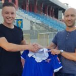 Na zdjęciu od lewej: Michał Wilk i  Sławomir Gągorowski - wiceprezes Wisły Sandomierz / SKS Wisła Sandomierz/Facebook