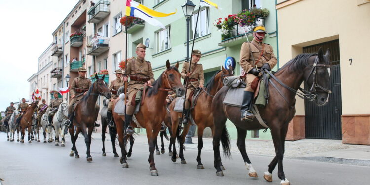 12.08.2017 Kielce. Kawaleria konna wprowadziła uczestników Marszu Szlakiem Kadrówki / Marzena Mąkosa - Radio Kielce / Wkroczenie uczestników kadrówki