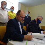 28.07.2020 Ostrowiec Św. Podpisanie umowy na dofinansowanie Dziennego Domu  Opieki Medycznej. Na zdjęciu (na dole od lewej): ks. Paweł Anioł - dyrektor hospicjum oraz marszałek Andrzej Bętkowski. Wyżej od lewej: senator Jarosław Rusiecki, Magdalena Zieleń - radna Sejmiku Województwa Świętokrzyskiego / Emilia Sitarska / Radio Kielce