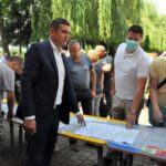 07.07.2020. Obrazów. Spotkanie z mieszkańcami ws. proponowanego przebiegu drogi ekspresowej S74. Na zdjęciu (na pierwszym planie): Krzysztof Tworek, wójt Obrazowa / Grażyna-Szlęzak-Wójcik / Radio Kielce