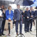 08.07.2020. Sandomierz. Wizyta marszałek Sejmu Elżbiety Witek. Na zdjęciu (od lewej): Agata Wojtyszek - poseł PiS, Mariusz Gosek - poseł Solidarnej Polski, Anna Krupka - wiceminister sportu, Marek Kwitek - poseł PiS, Krzysztof Lipiec - lider świętokrzyskich struktur PiS, Zbigniew Koniusz - wojewoda świętokrzyski, Jarosław Rusiecki - senator PiS / Jarosław Kubalski / Radio Kielce