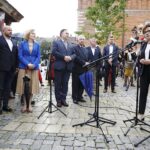 08.07.2020. Sandomierz. Wizyta marszałek Sejmu Elżbiety Witek. Na zdjęciu (od lewej): Agata Wojtyszek - poseł PiS, Mariusz Gosek - poseł Solidarnej Polski, Anna Krupka - wiceminister sportu, Marek Kwitek - poseł PiS, Krzysztof Lipiec - lider świętokrzyskich struktur PiS, Jarosław Rusiecki - senator PiS, Marcin Marzec - burmistrz Sandomierza, Elżbieta Witek - marszałek Sejmu / Jarosław Kubalski / Radio Kielce