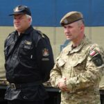 18.07.2020. Ostrowiec Świętokrzyski. Szkolenie żołnierzy WOT na zaporze na rzece Kamiennej. Na zdjęciu (od lewej): bryg. Paweł Borek - dowódca JRG nr 2 w Ostrowcu Świętokrzyskim i ppłk Arkadiusz Nenutil - dowódca 102. batalionu lekkiej piechoty 10. Świętokrzyskiej Brygady OT / Emilia Sitarska / Radio Kielce