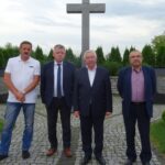 19.07.2020. Ćmielów. Zapalenie znicza przed pomnikiem ofiar Katynia i katastrofy smoleńskiej. Na zdjęciu (od lewej): Mirosław Rogoziński - radny powiatu ostrowieckiego, Jarosław Rusiecki - senator PiS, Krzysztof Lipiec - poseł PiS i Jacek Dryja - wiceprzewodniczący Komisji Zakładowej Porcelana „Ćmielów” / Emilia Sitarska / Radio Kielce