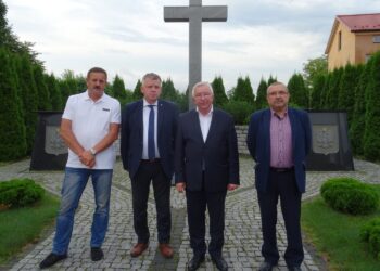 19.07.2020. Ćmielów. Zapalenie znicza przed pomnikiem ofiar Katynia i katastrofy smoleńskiej. Na zdjęciu (od lewej): Mirosław Rogoziński - radny powiatu ostrowieckiego, Jarosław Rusiecki - senator PiS, Krzysztof Lipiec - poseł PiS i Jacek Dryja - wiceprzewodniczący Komisji Zakładowej Porcelana „Ćmielów” / Emilia Sitarska / Radio Kielce