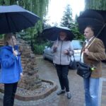 11.07.2020 Ostrowiec. Spacer po mieście. Na zdjęciu (od lewej): Monika Bryła-Mazurkiewicz - prezes Centrum Krajoznawczo-Historycznego im. prof. Mieczysława Radwana, Alicja Biskupska i Janusz Rodzeń / Emilia Sitarska / Radio Kielce