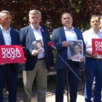 05.07.2020 Iwaniska. PiS przekonuje do głosowania na Andrzeja Dudę. Na zdjęciu od lewej Piotr Woźniak - radny PiS gminy iwaniska, senator Jarosław Rusiecki, poseł Marek Kwitek, Jacek Toś - dyrektor KOWR w Kielcach / Emilia Sitarska / Radio Kielce