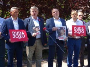 05.07.2020 Iwaniska. PiS przekonuje do głosowania na Andrzeja Dudę. Na zdjęciu od lewej Piotr Woźniak - radny PiS gminy iwaniska, senator Jarosław Rusiecki, poseł Marek Kwitek, Jacek Toś - dyrektor KOWR w Kielcach / Emilia Sitarska / Radio Kielce