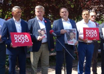 05.07.2020 Iwaniska. PiS przekonuje do głosowania na Andrzeja Dudę. Na zdjęciu od lewej Piotr Woźniak - radny PiS gminy iwaniska, senator Jarosław Rusiecki, poseł Marek Kwitek, Jacek Toś - dyrektor KOWR w Kielcach / Emilia Sitarska / Radio Kielce