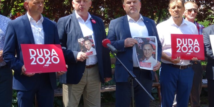 05.07.2020 Iwaniska. PiS przekonuje do głosowania na Andrzeja Dudę. Na zdjęciu od lewej Piotr Woźniak - radny PiS gminy iwaniska, senator Jarosław Rusiecki, poseł Marek Kwitek, Jacek Toś - dyrektor KOWR w Kielcach / Emilia Sitarska / Radio Kielce