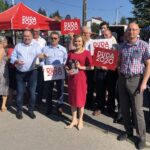 06.07.2020. Staszów. Plac targowy. Wiceminister sportu Anna Krupka i poseł PiS Marek Kwitek zachęcali do głosowania w drugiej turze wyborów na Andrzeja Dudę. Na zdjęciu (od lewej): Marek Kwitek - poseł PiS, Leszek Kopeć - burmistrz Staszowa, Anna Krupka - wiceminister sportu / Grażyna-Szlęzak-Wójcik / Radio Kielce