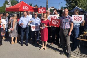 06.07.2020. Staszów. Plac targowy. Wiceminister sportu Anna Krupka i poseł PiS Marek Kwitek zachęcali do głosowania w drugiej turze wyborów na Andrzeja Dudę. Na zdjęciu (od lewej): Marek Kwitek - poseł PiS, Leszek Kopeć - burmistrz Staszowa, Anna Krupka - wiceminister sportu / Grażyna-Szlęzak-Wójcik / Radio Kielce